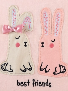 Rosa Baumwoll-Kinderoutfit mit niedlicher Hasen-Applikation und Best Friends Stickerei