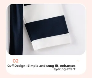 Dettaglio del polsino in cotone a righe con cuciture sottili e design minimale