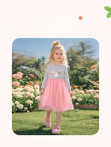 Detail eines Langarm-Tüllkleids für Mädchen mit Hasen-Print und rosa Mesh-Rock-Applikation