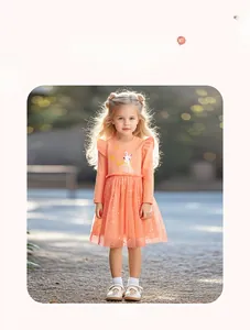 Dettaglio vestito arancione da bambina con ricamo a coniglio e gonna in tulle con paillettes