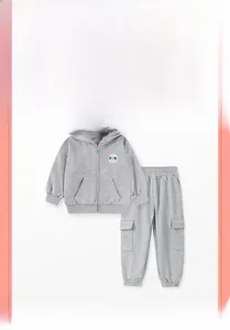 Détail du sweat à capuche gris pour enfant avec écusson panda et pantalon cargo assorti