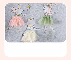 Detail eines Mädchenkleides mit Tiermotiven und 3D-Applikationen aus buntem Tüll