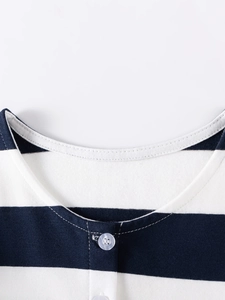 Abito autunnale da bambina a righe blu navy con scollo rotondo e dettaglio bottoni