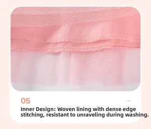 Detail eines rosa Mädchenkleides mit gewebtem Futter und Netzstoff mit fester Naht