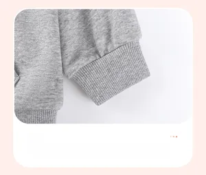 Gros plan des poignets côtelés en coton gris sur un sweat à capuche pour enfant