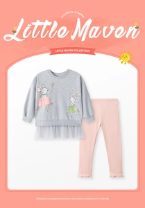 Detail von Mädchen-Sweatshirt mit Ballettdruck und rosa gerippten Leggings im Set