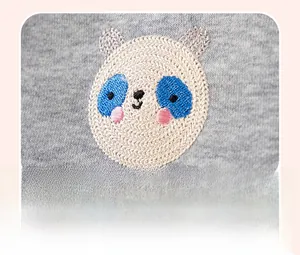 Détail de la broderie panda en 3D sur un sweat à capuche en maille grise pour enfant
