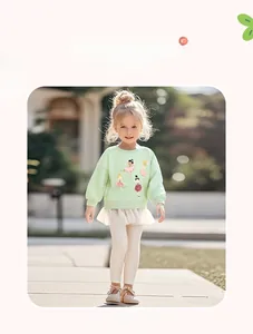 Dettaglio felpa bambina verde menta con stampa ballerina e bordo in tulle