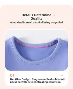 Dettaglio dello scollo rotondo in maglia di cotone con piega ad ago singolo e piping rosa