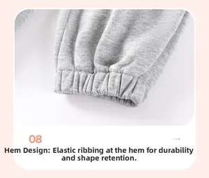 Gros plan des poignets élastiques sur un pantalon en maille grise avec coutures durables