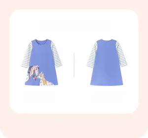 Vista fronte e retro dell'abito in cotone a righe per bambine con stampa di cavalli