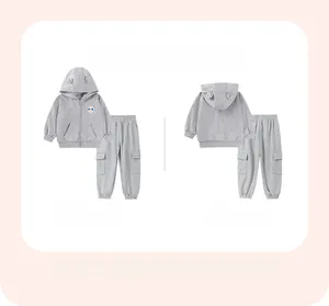 Vue avant et arrière du survêtement gris pour petit enfant avec patch panda mignon