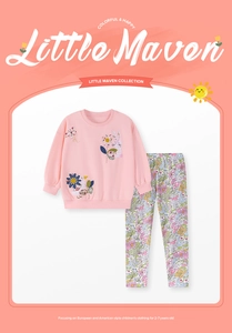 Détail du sweat rose pour petite fille avec broderie et pantalon à fleurs assorti