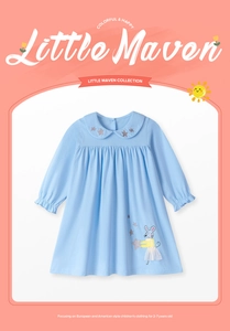 Detailansicht blaues Mädchenkleid mit Peter-Pan-Kragen, Sternstickerei und Tüll-Maus-Applikation