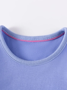 Abito a righe in cotone per bambina con girocollo lilla e bordo interno rosa a contrasto