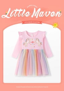 Dettaglio dell'abito rosa da bambina con ricamo a unicorno e tulle a rete arcobaleno