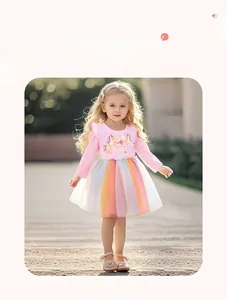 Dettaglio dell'abito a maniche lunghe da bambina con stampe unicorno e gonna arcobaleno