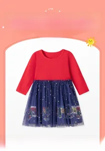 Dettaglio corpetto in cotone rosso e gonna in tulle blu con stelle dorate stampate