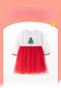 Détail de la broderie sapin de Noël sur robe de fête rouge en tulle pour petite fille