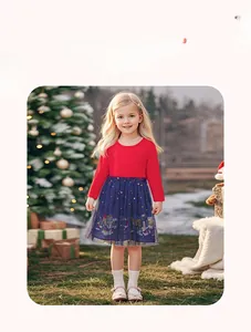 Dettaglio vestito festivo per bambina con top in maglia rossa e gonna in tulle stellato