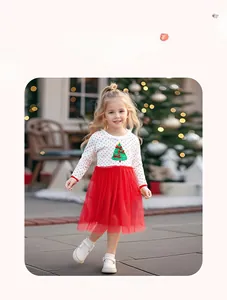 Détail de robe de Noël pour filles avec applique de sapin festive et jupe en tulle rouge