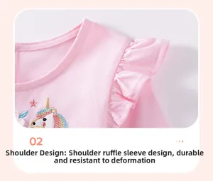 Dettaglio di abito rosa in cotone per bambina con ricamo unicorno e maniche a volant