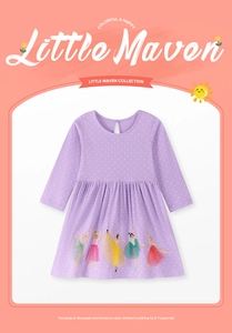 Détail de la robe en coton lilas pour fille avec pois blancs et motifs de ballerine