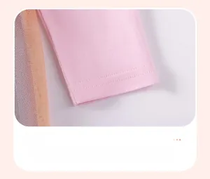Dettagli di maniche lunghe in cotone rosa con cuciture di qualità e inserti in tulle