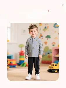 Détail d'un polo à manches longues pour garçon avec motifs camions et pantalon cargo