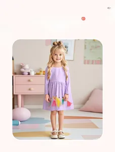 Détail d'une robe violette à manches longues pour fille avec pois et motifs ballerine