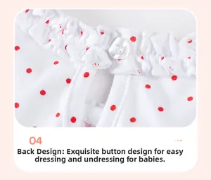 Détail de la robe bébé à pois rouges avec col à volants et bouton au dos pour l'habillage