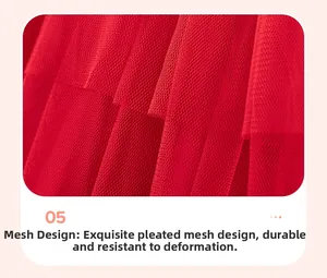 Gros plan sur le tulle de maille rouge plissé avec plusieurs couches pour robe de petite fille