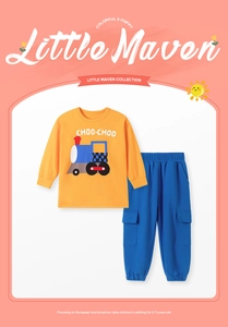 Detail eines Jungen Langarmshirts aus Baumwolle mit Zug-Druck und blauer Cargohose Set