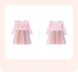 Dettaglio vestito rosa a maniche lunghe con unicorno e gonna in tulle sfumato arcobaleno