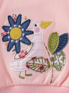 Ensemble en tricot rose avec broderie d'oiseau et marguerite aux détails soignés