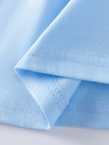 Hellblaues Strickkleid für Mädchen mit hochwertiger Doppelnaht-Verarbeitung am Saum