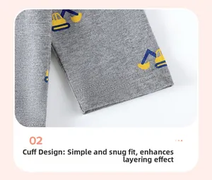 Vue détaillée des poignets en tricot avec motif pelleteuse sur t-shirt gris garçon