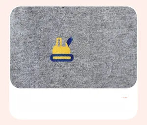 Détail du tricot gris avec imprimé excavatrice coloré et coutures précises pour enfant