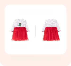 Détails de robe de Noël pour fille avec corsage à pois, écusson sapin et jupon en tulle