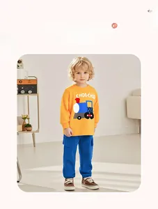 Ganzkörperaufnahme eines Jungen im gelben Zug-Sweatshirt und blauer Cargo-Hose