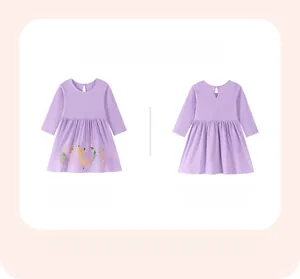 Vue avant et arrière de la robe violette à pois pour filles avec motifs ballerines