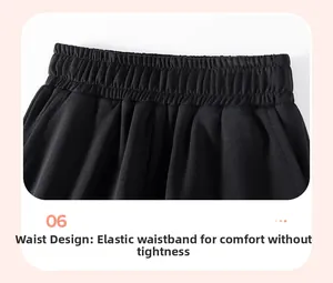 Détail de la taille élastique sur un pantalon noir pour garçon, coupe confortable