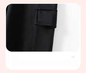 Gros plan détaillé d'une poche cargo noire avec rabat sur un pantalon pour garçon