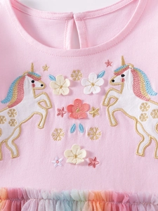Abito rosa in cotone per bambine con ricamo unicorno e gonna in tulle arcobaleno