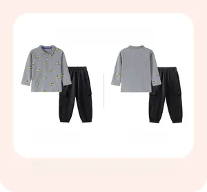 Polo gris pour garçons avec imprimé pelleteuse et pantalon cargo noir à plat