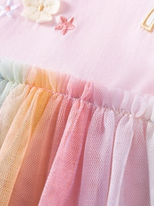 Abito rosa da bambina in cotone con gonna in tulle arcobaleno e fiori ricamati