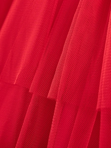 Détail du tissu en tulle de maille rouge multicouche pour robe de Noël d'enfant