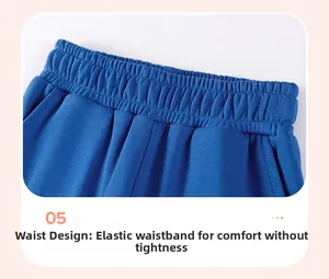 Detailaufnahme einer blauen Kinderhose aus Baumwolle mit elastischem Bund und Falten