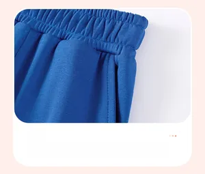 Detail der Jungen Baumwollhose in Marineblau mit elastischem Bund und Seitentaschen