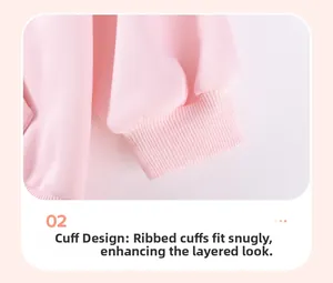 Gros plan détaillé des poignets côtelés roses d'un sweat en polaire à texture douce